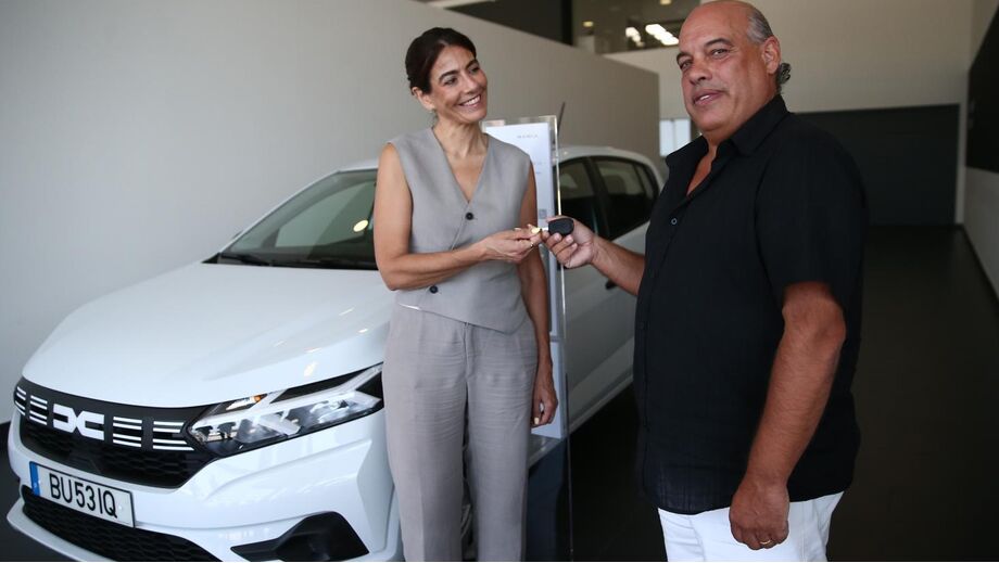 Paulo Silva já tem na sua posse o Dacia Sandero, entregue por Susana Doutor