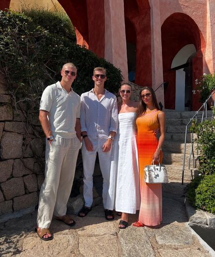 Haaland oferece mala rara à namorada, Isabel Haugseng Johansen.
