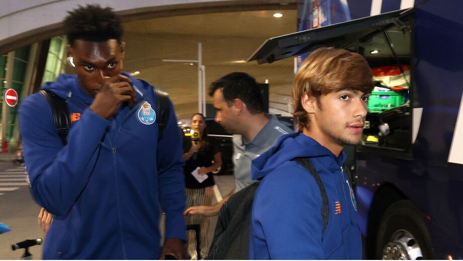 Jogadores chegam ao Aeroporto Francisco Sá Carneiro