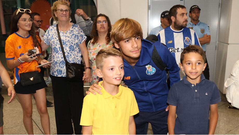 Jogadores chegam ao Aeroporto Francisco Sá Carneiro