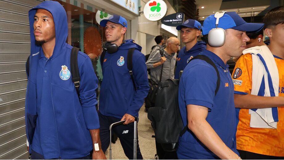 Jogadores chegam ao Aeroporto Francisco Sá Carneiro