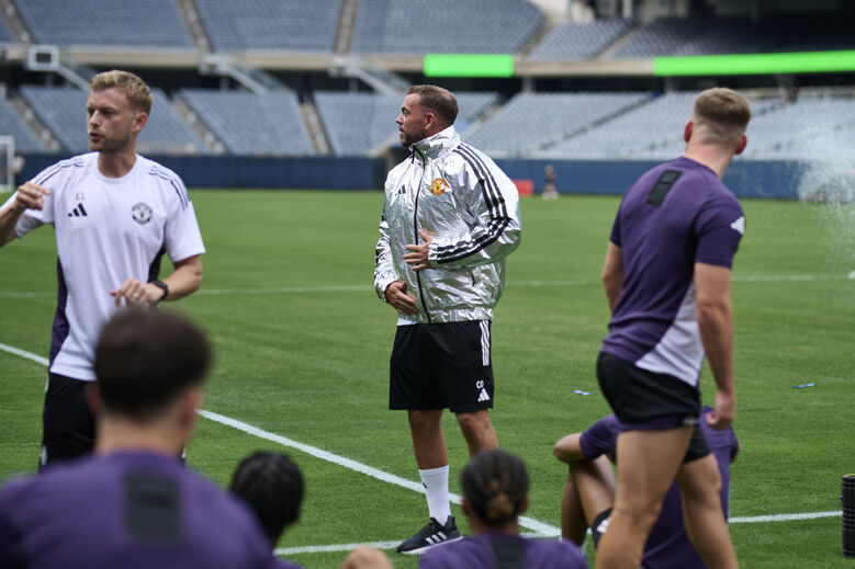 Treinador do Manchester United usa casaco inovador da Adidas durante treino