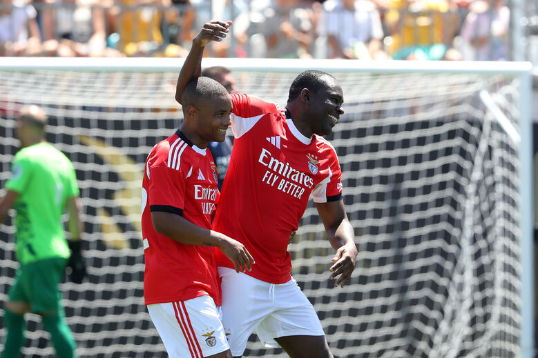 Mantorras festeja golo no Liga Portugal Legends