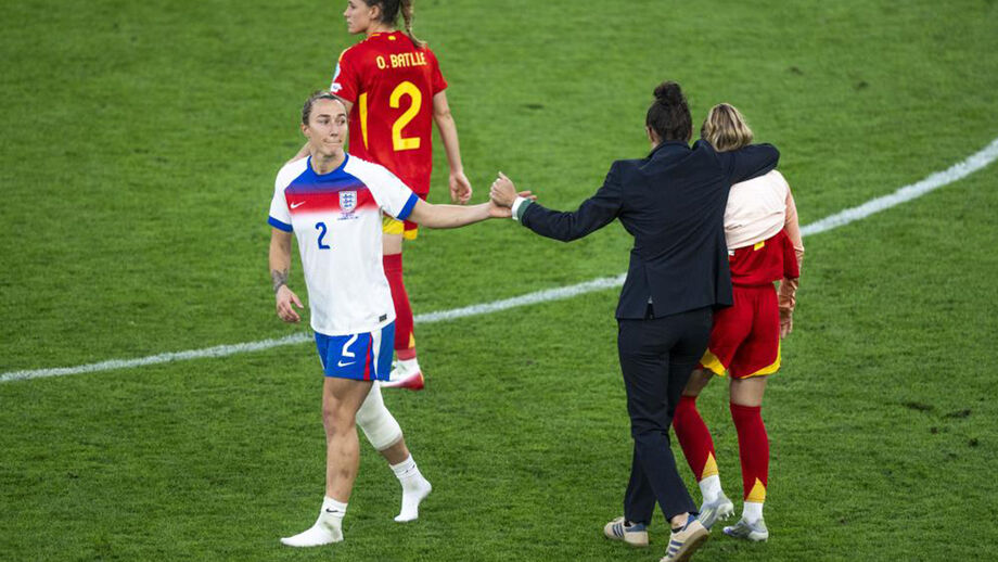 Bronze afirma ter jogado com perna partida no Europeu