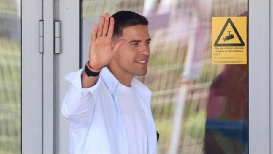 Jan Bednarek à chegada ao Aeroporto Francisco Sá Carneiro