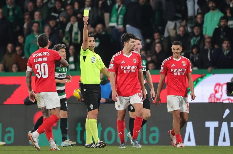 Fábio Veríssimo mostra cartão amarelo no Sporting-Benfica