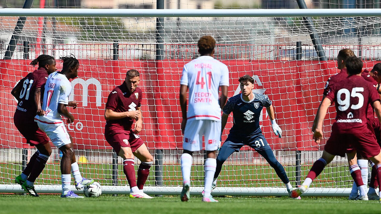 Franco Israel lesiona-se em jogo de preparação do Torino contra o Monaco.
