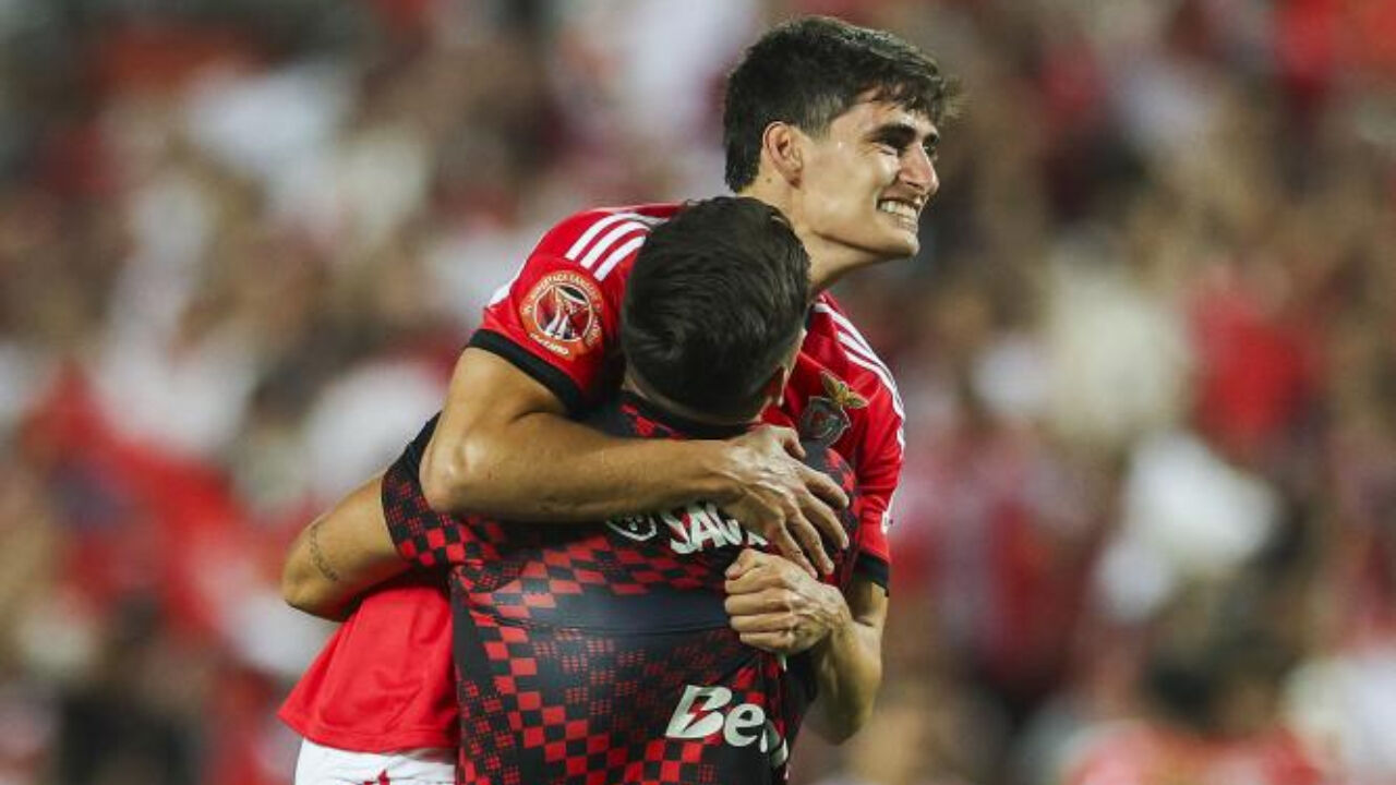 António Silva celebra conquista da Supertaça com um companheiro 