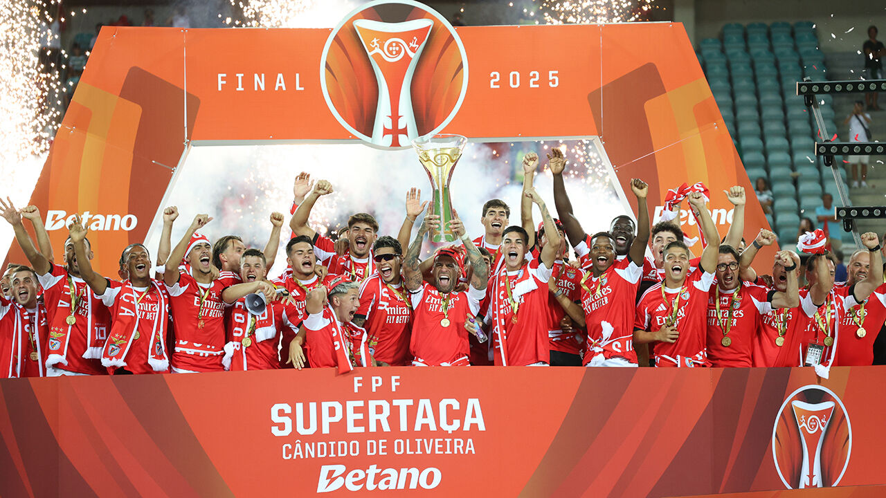 Benfica vence a Supertaça Cândido de Oliveira e festeja no Algarve