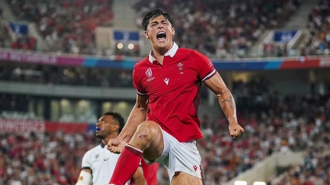 Louis Rees-Zammit regressa ao râguebi após experiência falhada na NFL