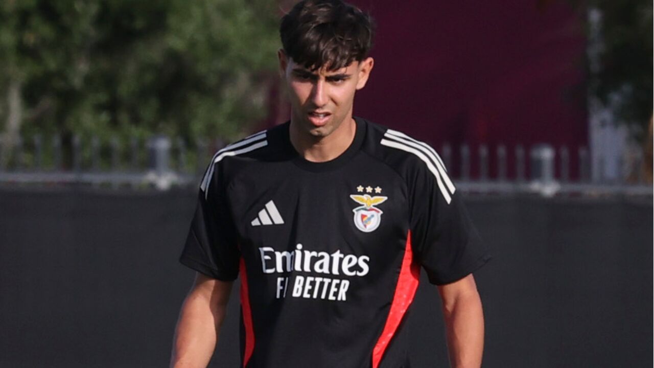 Nuno Félix, médio do Benfica, recupera após cirurgia ao joelho direito.
