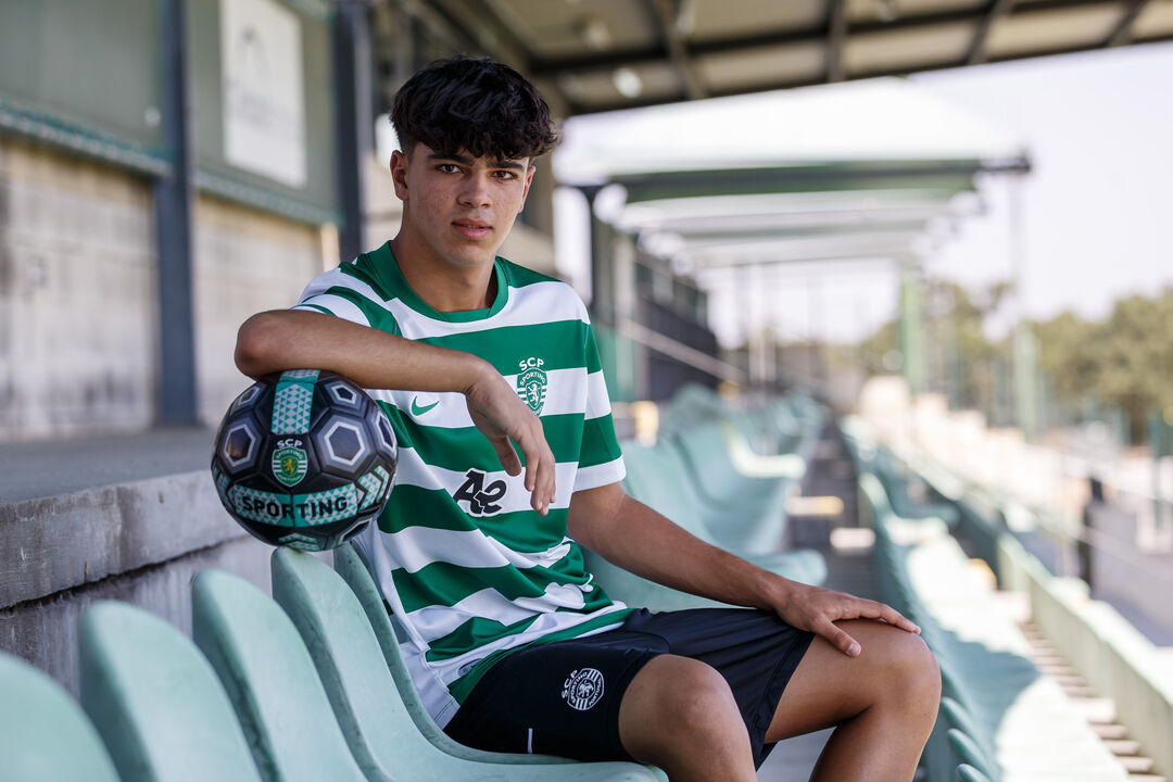 Martim Oliveira, reforço do Sporting, posa em Leiria com equipamento do clube