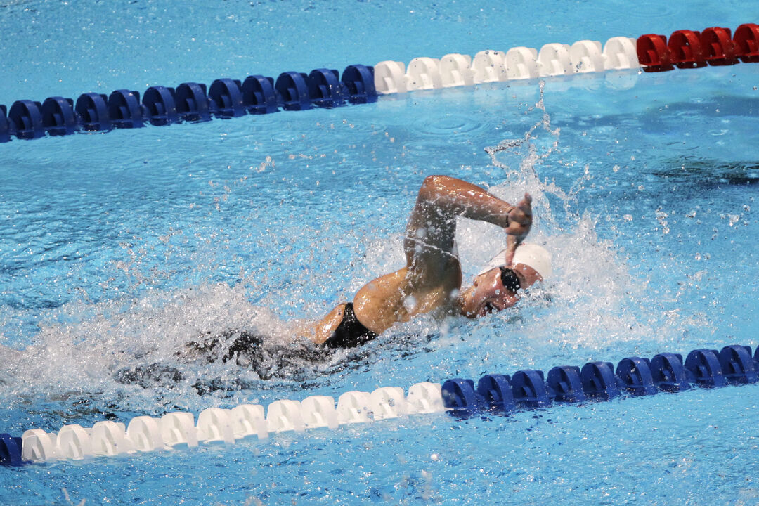 Nadador compete numa piscina com raias