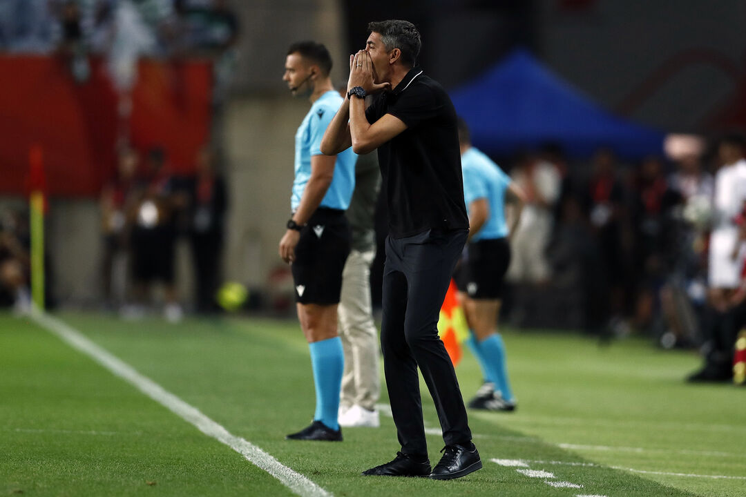 Bruno Lage a dar indicações frente ao Sporting