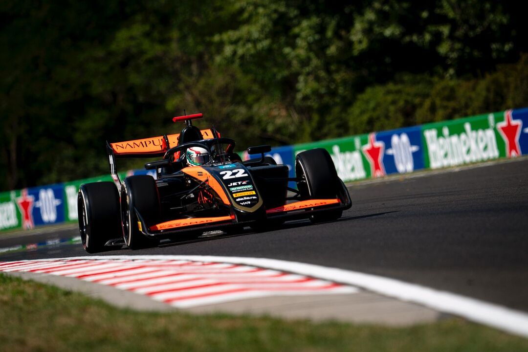 Carro de corrida no circuito de Hungaroring durante competição