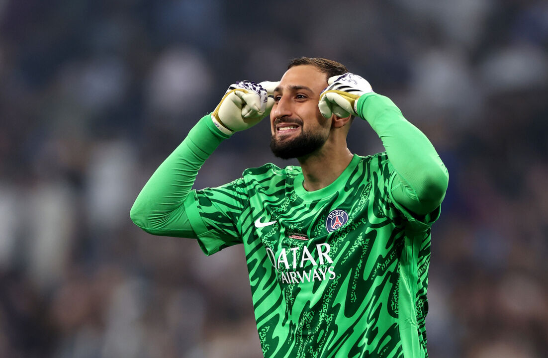 Donnarumma, guarda-redes do PSG, celebra um momento no relvado