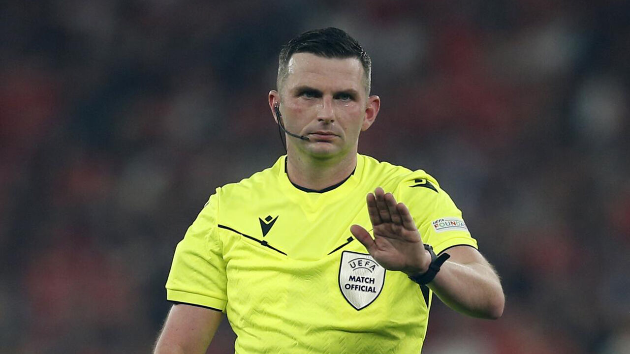 Michael Oliver arbitra o Benfica no jogo contra o Nice, na Liga dos Campeões