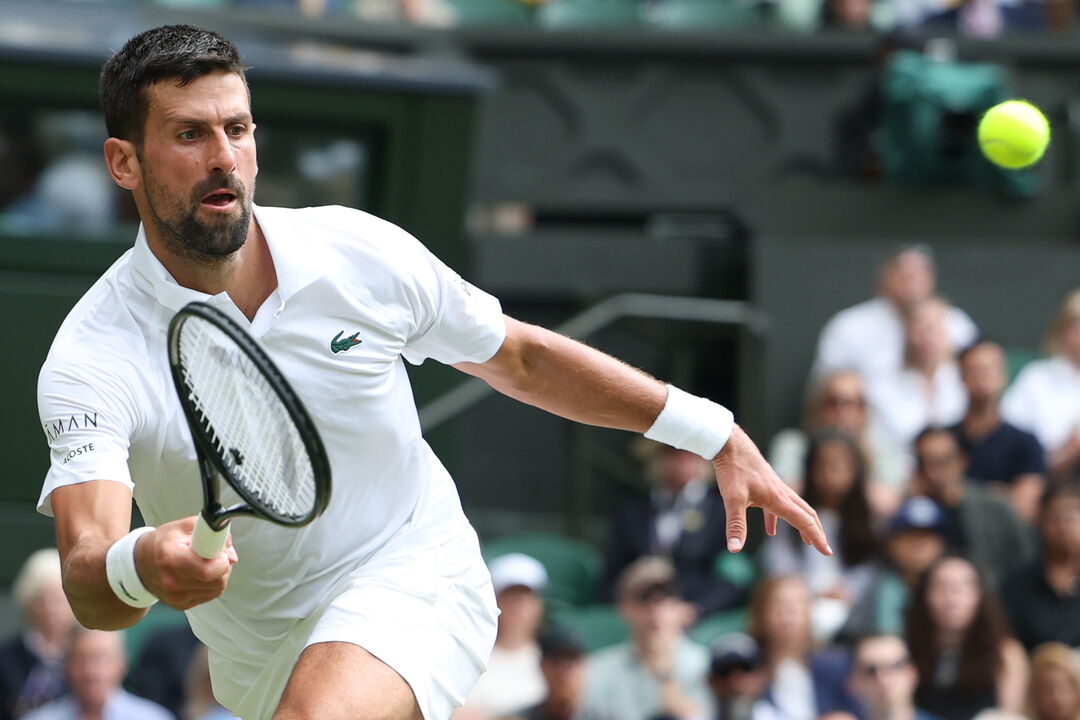 Djokovic joga ténis em Wimbledon