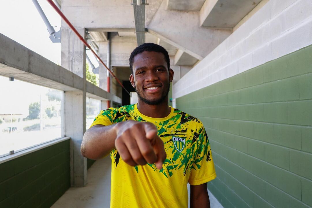 Yaya Sithole, médio do Tondela