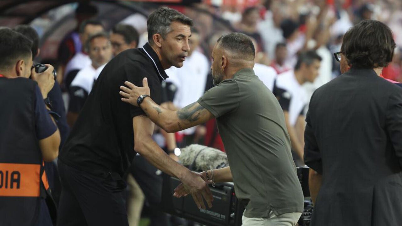 Abraço entre os treinadores Ruben Amorim (Sporting) e Roger Schmidt (Benfica)