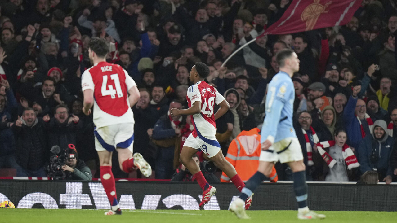 Myles Lewis-Skelly festeja o golo apontado ao Manchester City em fevereiro