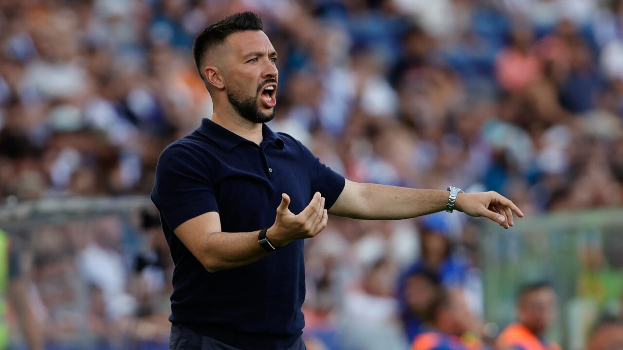 Franceso Farioli dá indicações aos jogadores do FC Porto