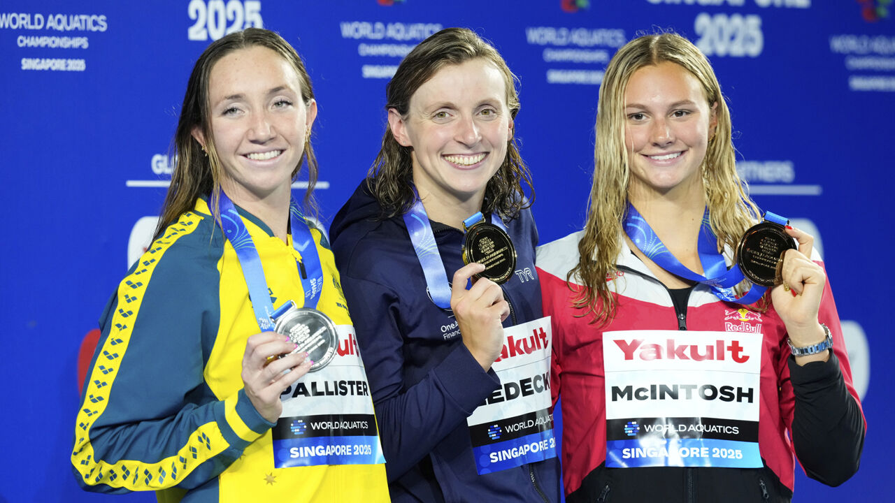 Katie Ledecky (ao centro) conquistou mais uma medalha de ouro nos Mundiais de Singapura