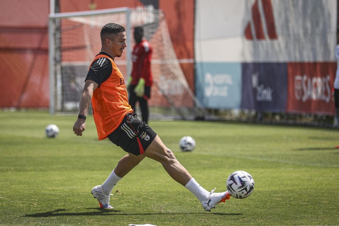 Jogador do Benfica treina no relvado para o próximo jogo
