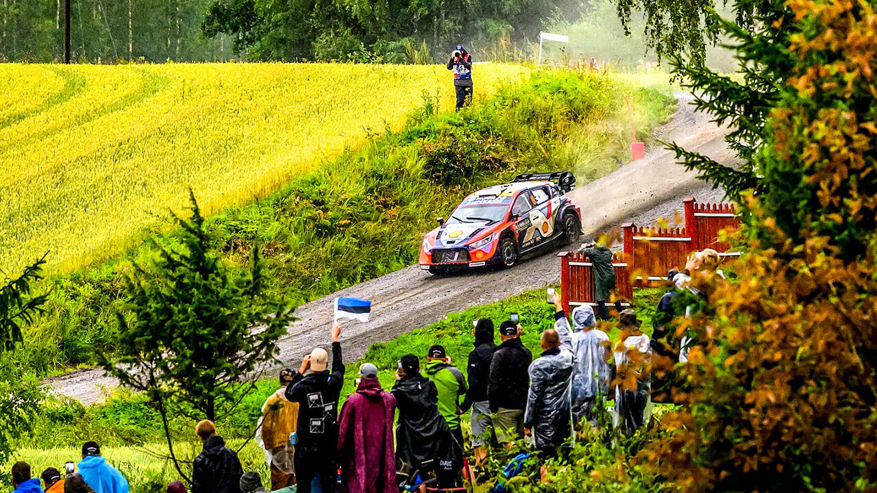 Ott Tänak compete em rali após penalização na Finlândia