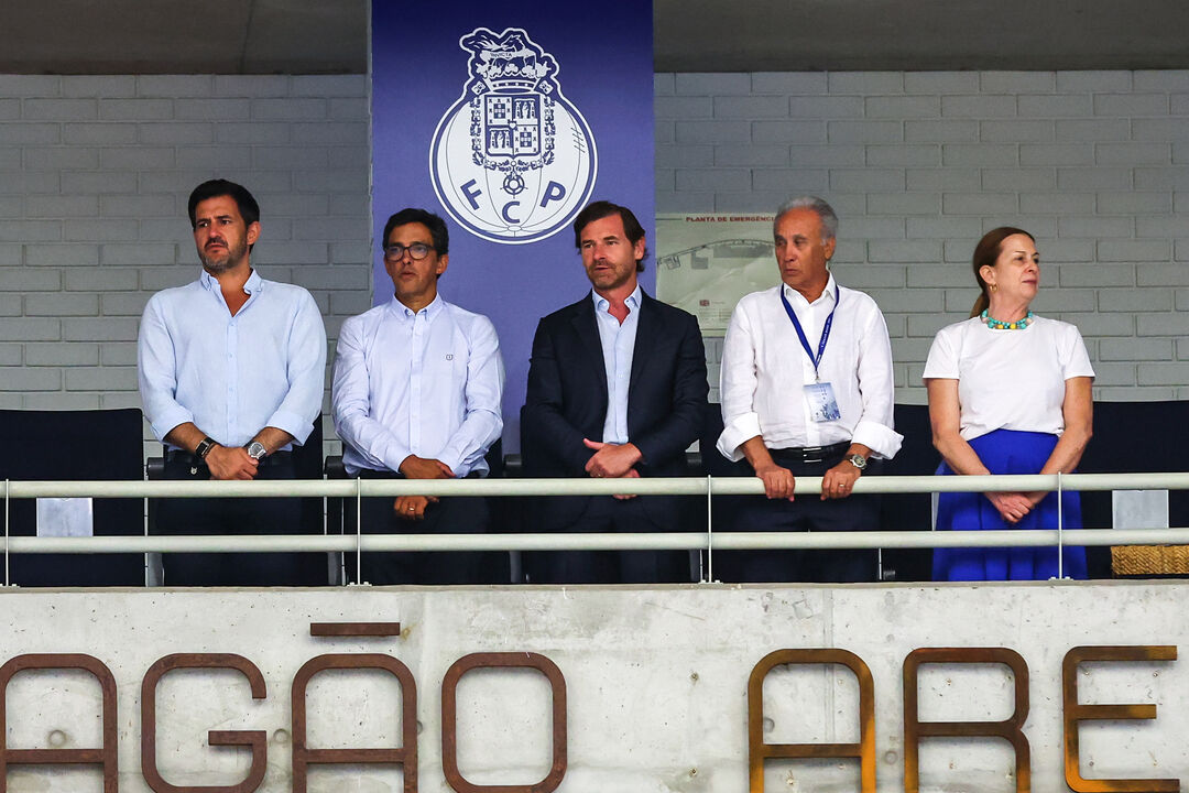 André Villas-Boas assiste ao jogo de apresentação frente ao Dínamo Bucareste