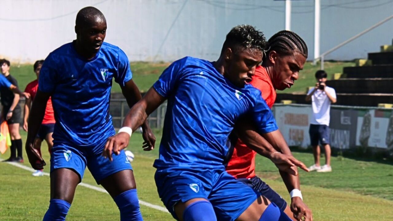 Futebolistas da UD Oliveirense em jogo contra Anadia e S. João Ver