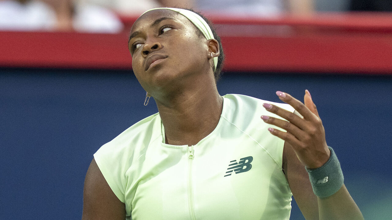 Coco Gauff reage durante a derrota frente à canadiana Victoria Mboko