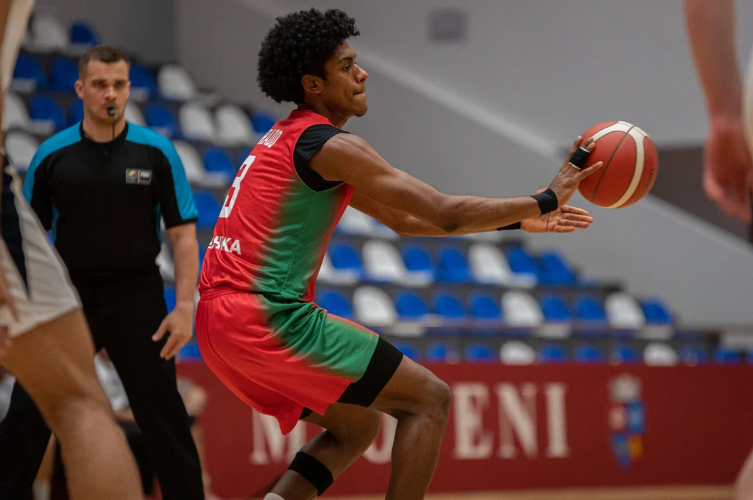 Jogador de basquetebol em ação durante jogo