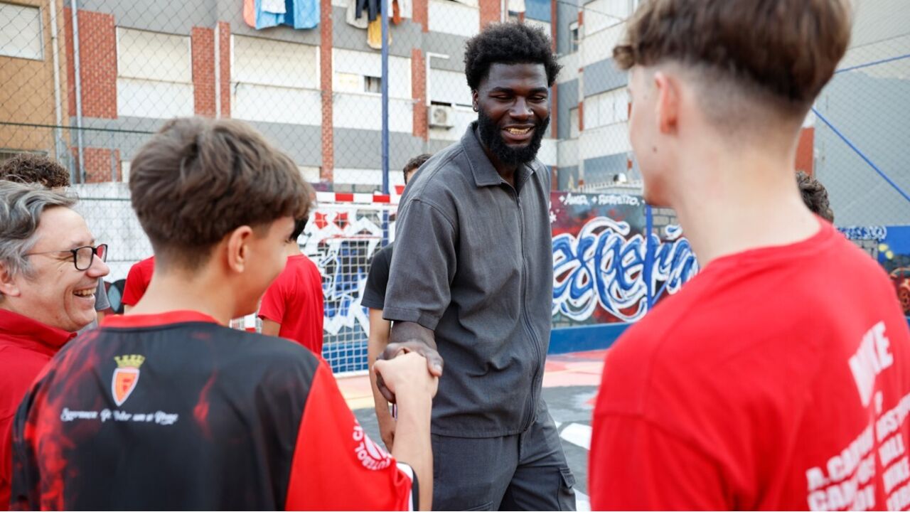 Neemias Queta à conversa com pequenos fãs