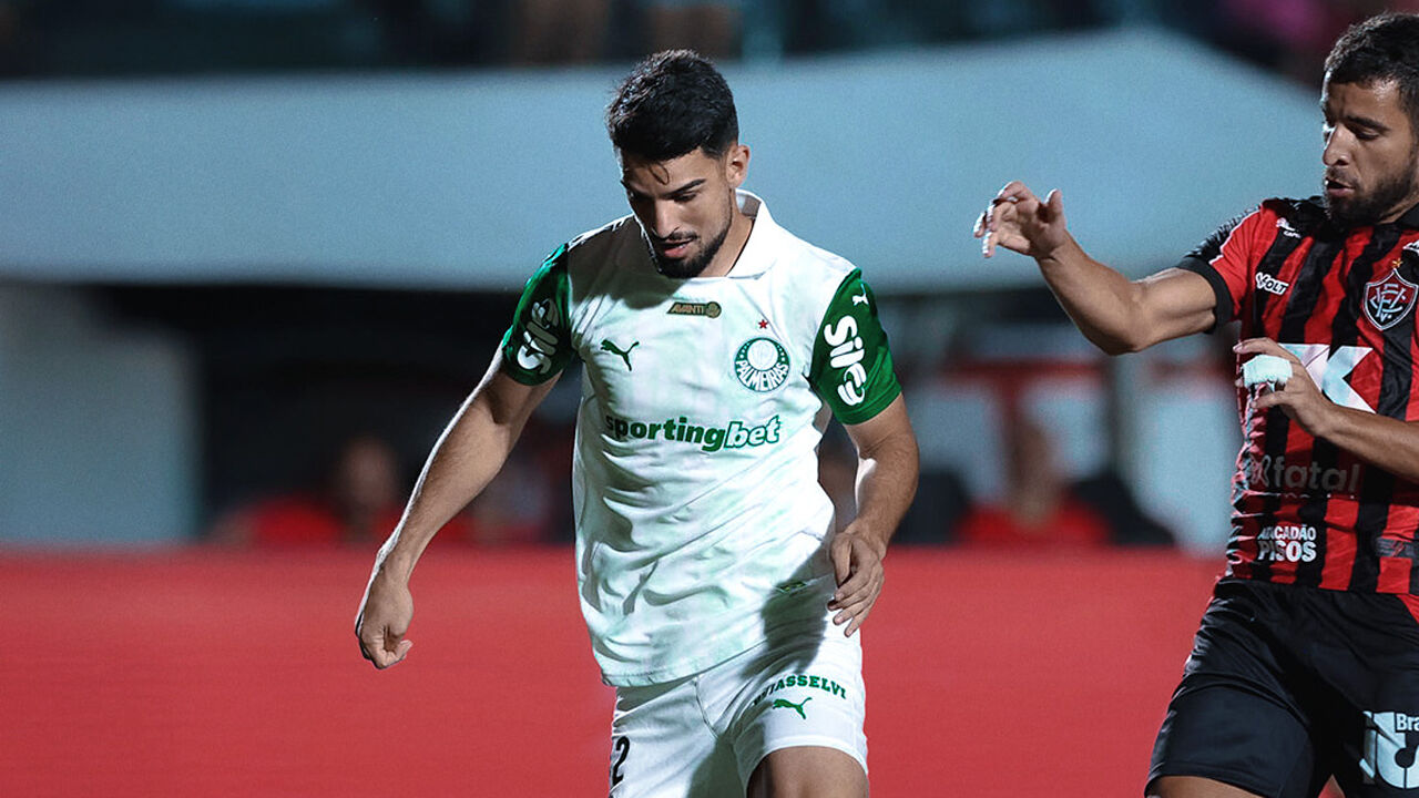Os jogadores em ação durante o jogo entre Vitória e Palmeiras