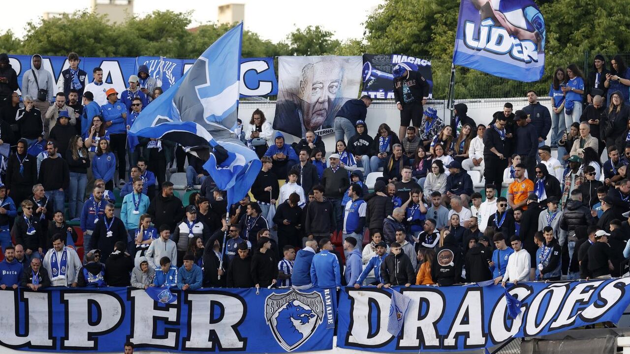 Adeptos do FC Porto com tarja "Super Dragões" num jogo.
