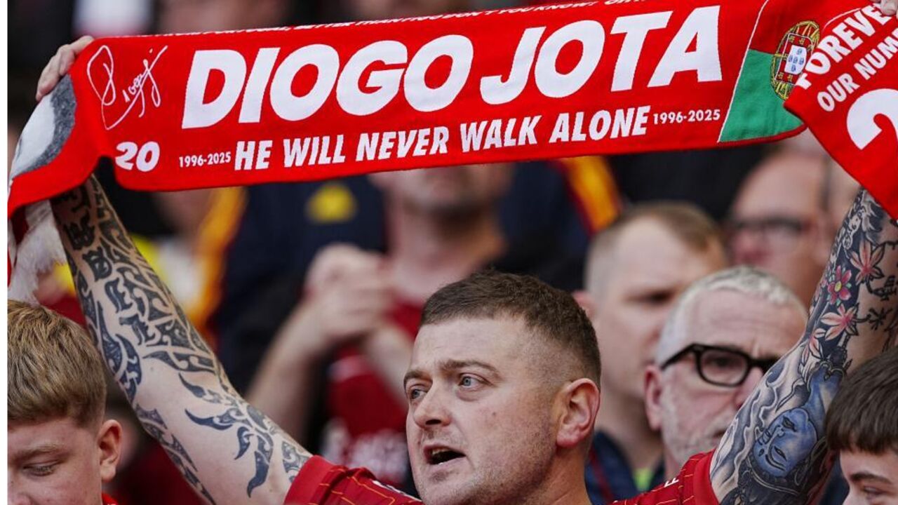  Adeptos do Liverpool cantam pela primeira vez YNWA em Anfield desde a morte de Diogo Jota