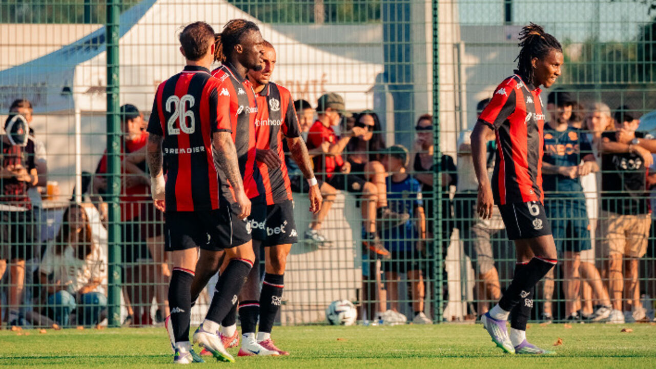 Jogadores do Nice em campo antes do jogo com o Benfica