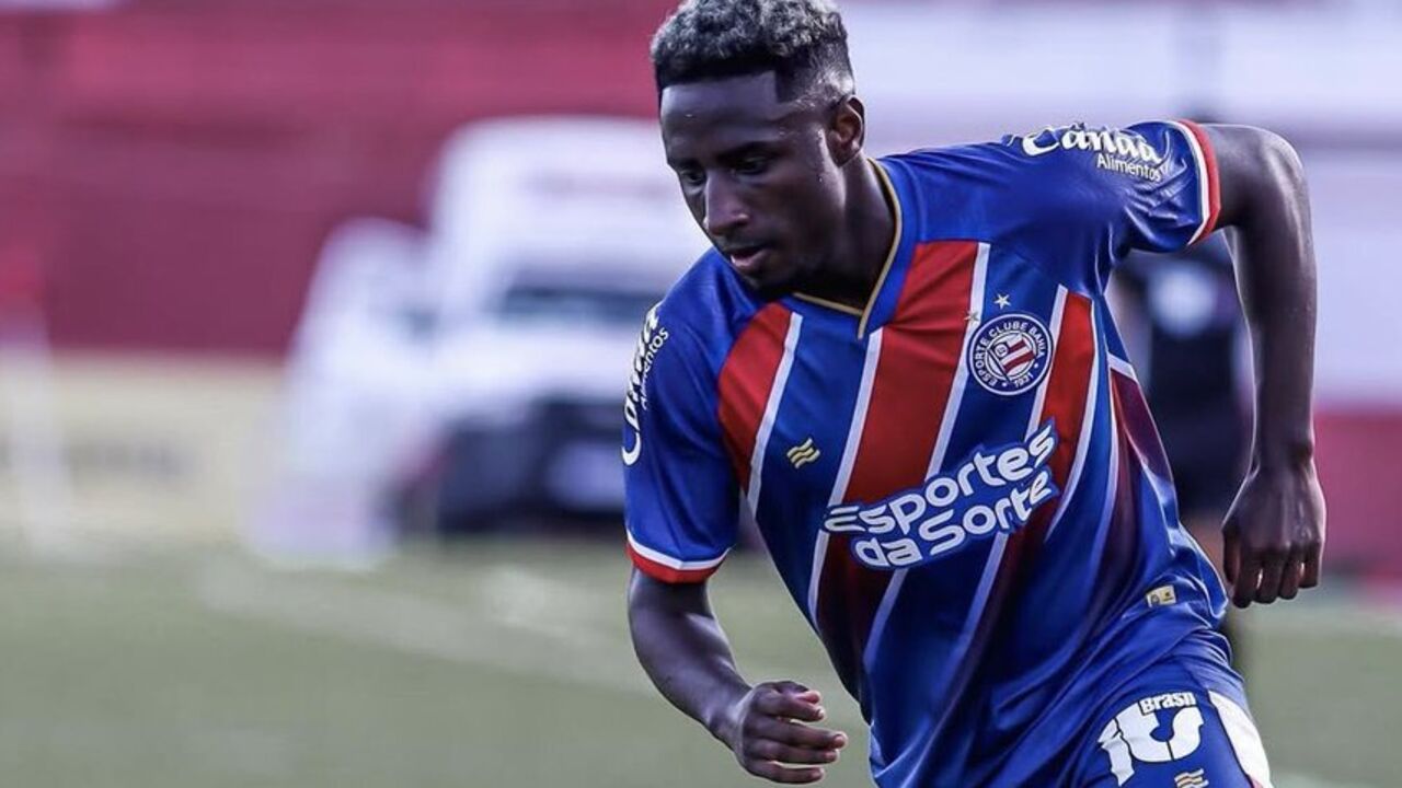 Jogador do Bahia em ação durante partida.
