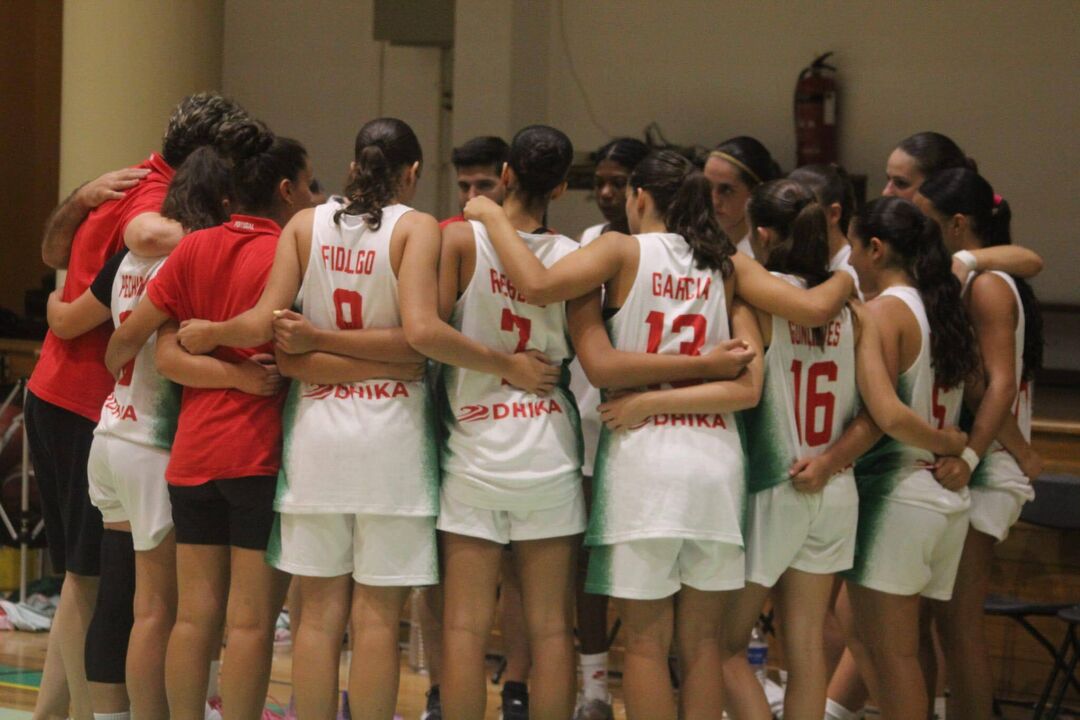 Equipa de basquetebol une-se em campo para momento de apoio