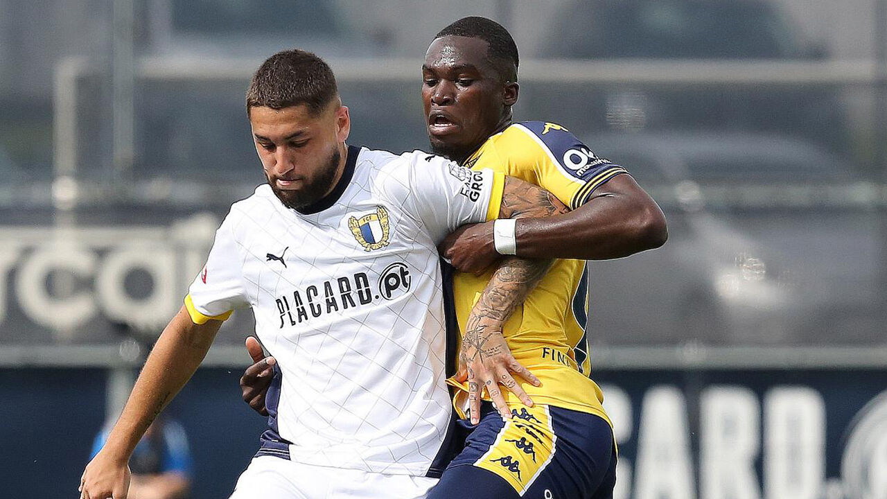 Disputa de bola entre jogadores do Famalicão