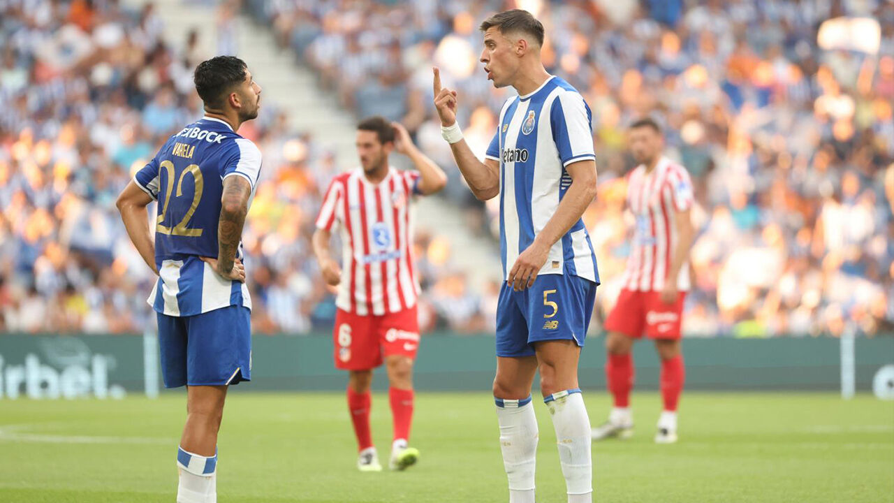 Jogadores do FC Porto em campo. Central e trinco na agenda