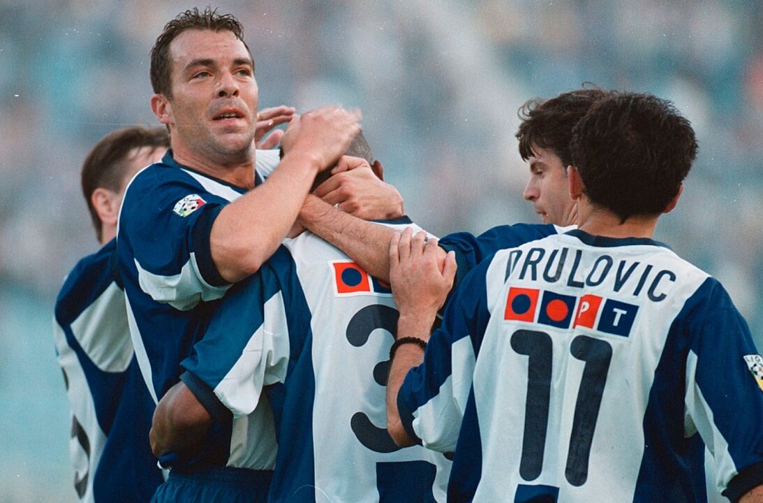 Jorge Costa, figura do FC Porto, num momento de celebração com colegas