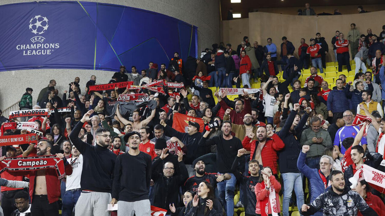 Adeptos do Benfica apoiam equipa no estádio do Nice, apesar da proibição