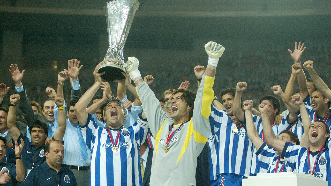 Jorge Costa a levantar o troféu respeitante à conquista da Taça UEFA