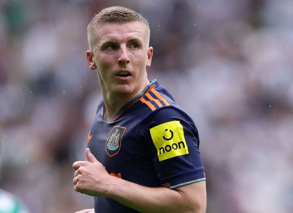 Matt Targett, jogador do Newcastle, recordado na Ásia