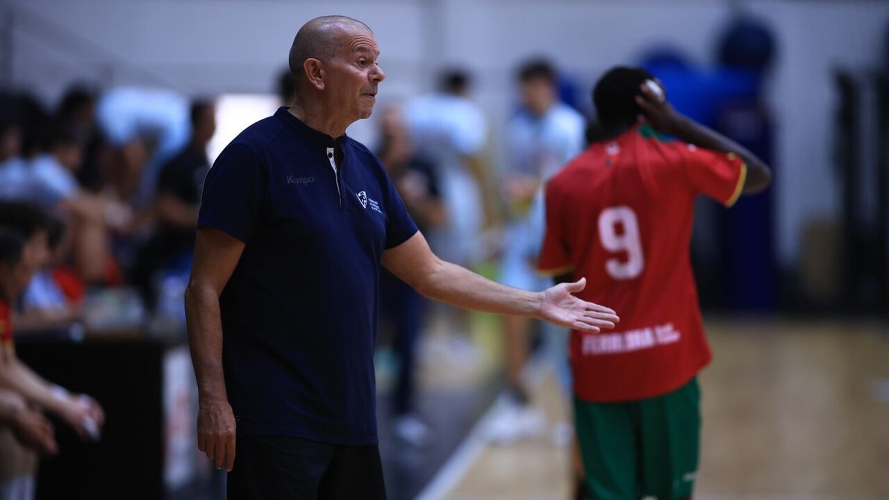 Treinador gesticula durante jogo de andebol