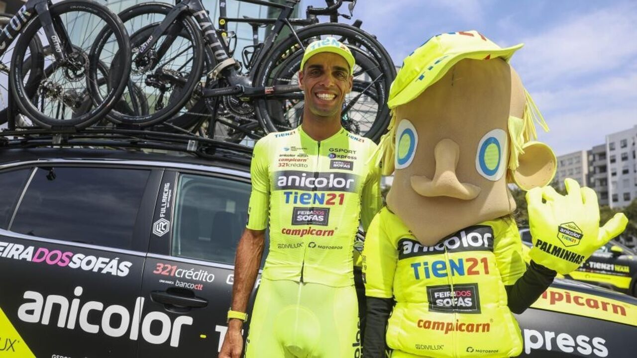 Ciclista da equipa Anicolor posa com mascote