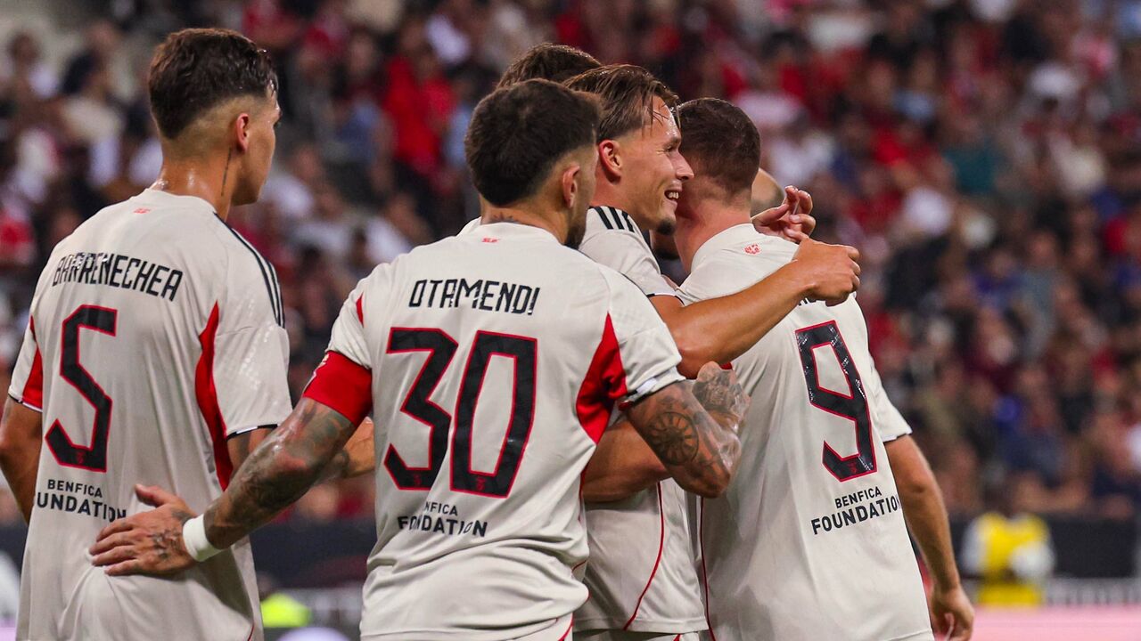 Jogadores do Benfica celebram vitória contra o Nice. Ivanovic em destaque