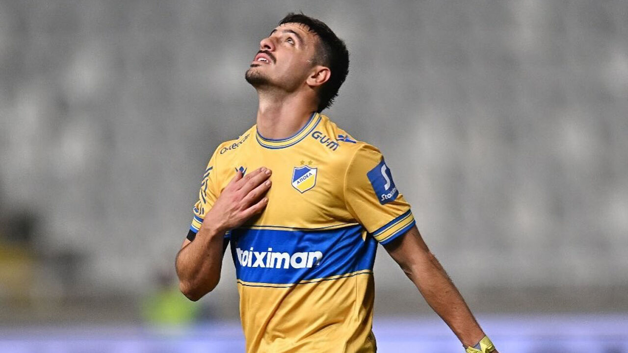 Kostas Galanopoulos em ação pelo APOEL